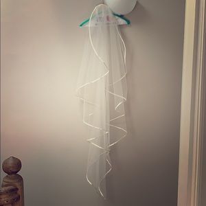 Beautiful 60-inch silk-lined bridal wedding veil
